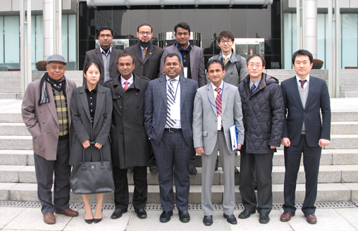 방글라데시 방문단과 함께(KOTRA 앞에서)