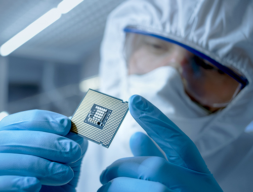 연구원이 반도체를 보는 모습